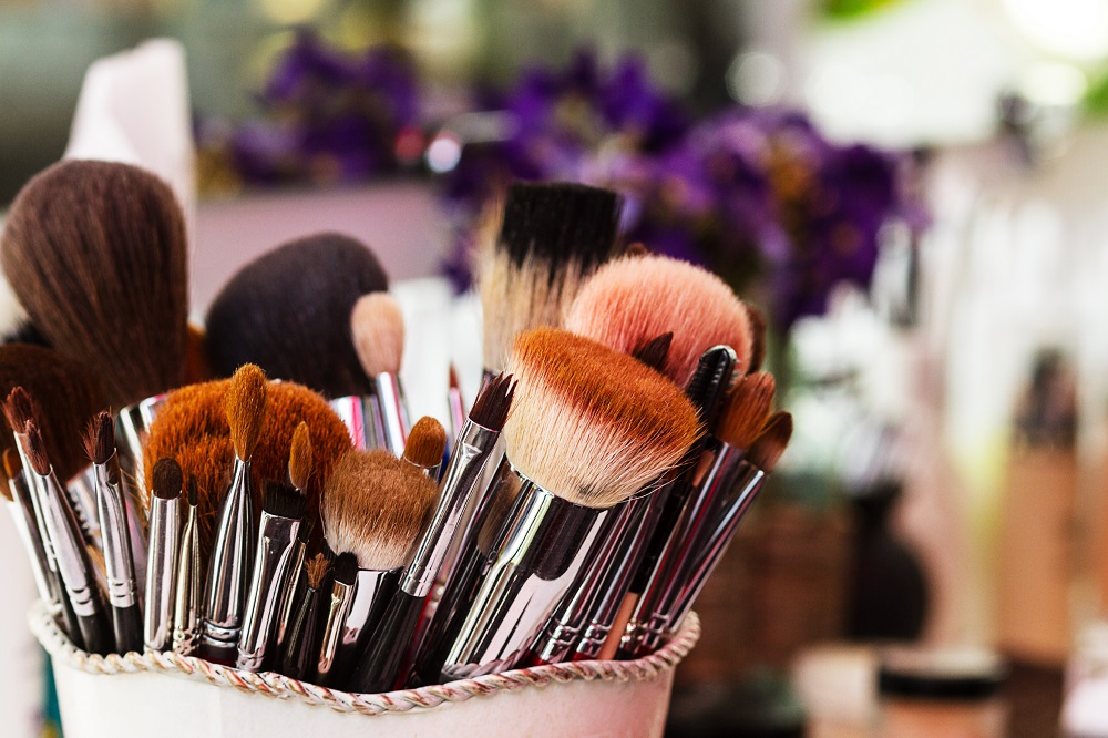 How to Clean Makeup Brushes at Home vs. in a Studio
