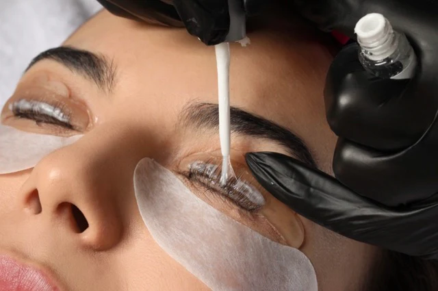 Professional Lash Tinting vs DIY Kits