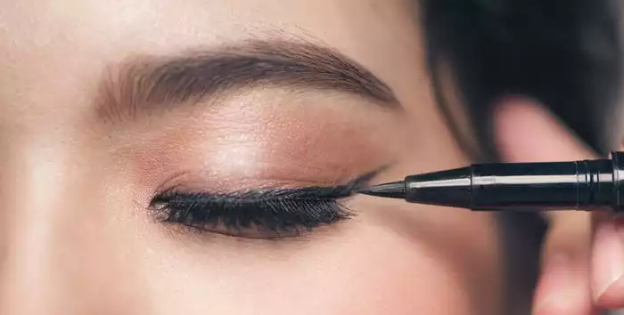 Wearing Eyeliner with Lash Extensions: What You Need to Know First