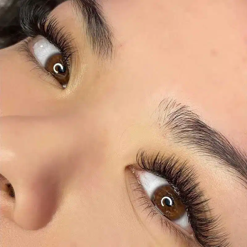 What Are Hybrid Lash Extensions